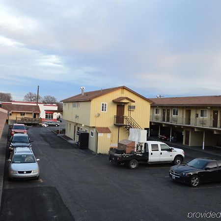 Economy Inn Хермистън Екстериор снимка