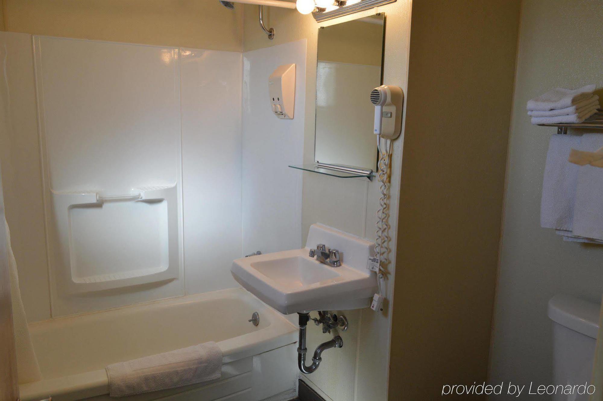 Economy Inn Хермистън Екстериор снимка