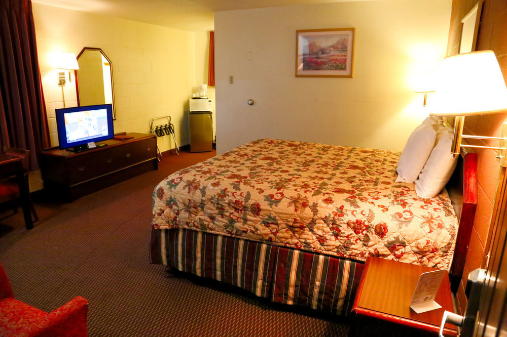 Economy Inn Хермистън Екстериор снимка
